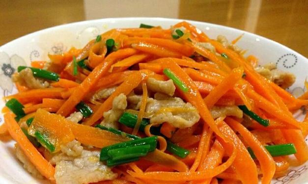 烧肉炒红萝卜，营养美味双丰收（掌握烧肉炒红萝卜的技巧，让家人开心享受）-第1张图片-美味行家