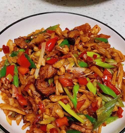 烧肉炒红萝卜，营养美味双丰收（掌握烧肉炒红萝卜的技巧，让家人开心享受）-第3张图片-美味行家