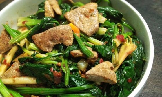 菠菜炒猪肝，健康美味又营养（享受营养与美味的完美搭配）-第2张图片-美味行家