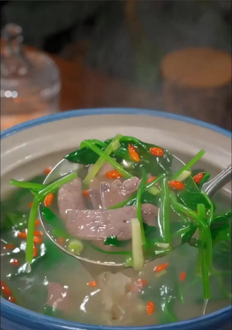 菠菜炒猪肝，健康美味又营养（享受营养与美味的完美搭配）-第3张图片-美味行家