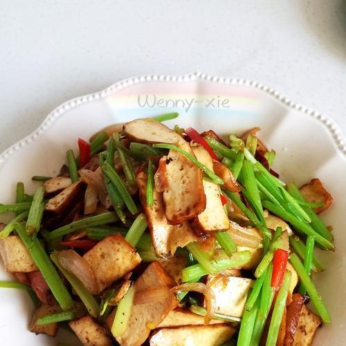如何制作美味香芹豆干（用新鲜香芹和香脆豆干，轻松做出一道健康又美味的小吃）-第1张图片-美味行家