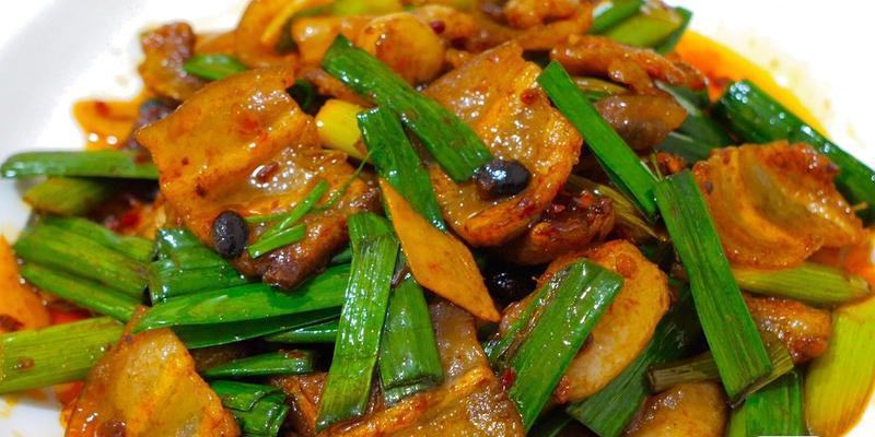 蒜苗炒薰肉，美味又健康（如何用蒜苗炒出香气四溢的薰肉）-第1张图片-美味行家