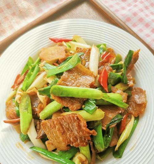 蒜苗炒薰肉，美味又健康（如何用蒜苗炒出香气四溢的薰肉）-第2张图片-美味行家