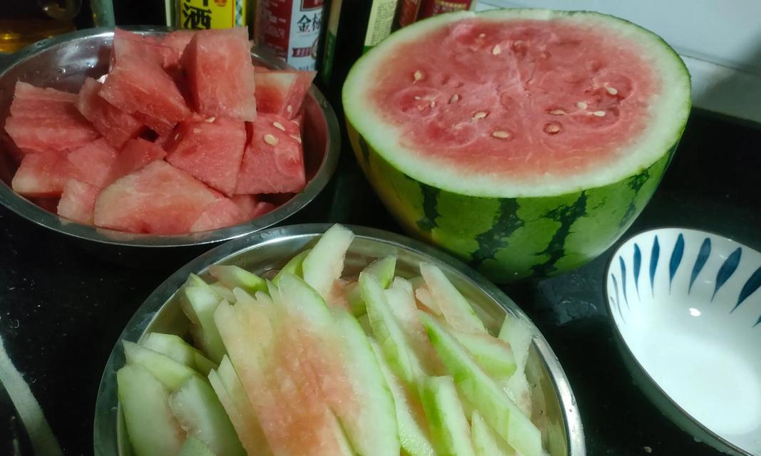 西瓜皮新吃法——爆炒法（以废为宝，清爽可口，西瓜皮的“第二春”）-第1张图片-美味行家