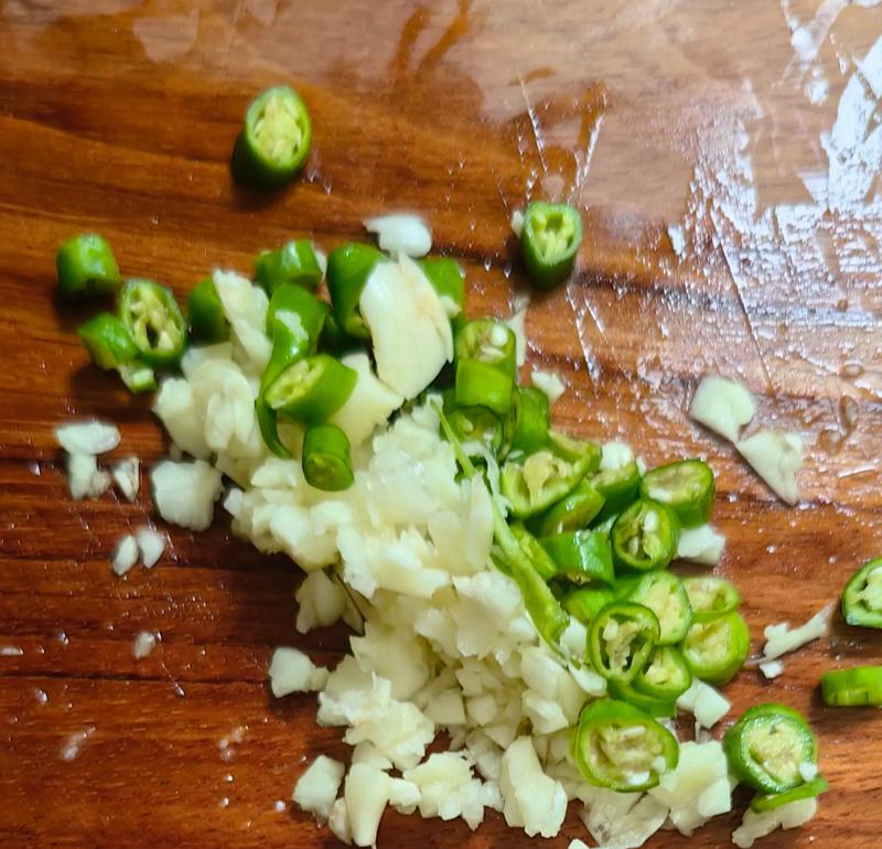 西瓜皮新吃法——爆炒法（以废为宝，清爽可口，西瓜皮的“第二春”）-第3张图片-美味行家