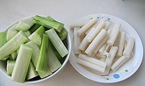 丝瓜黑木耳年糕，清爽美味的夏日小吃（用丝瓜和黑木耳搭配年糕，做一份健康营养的美食佳品）-第1张图片-美味行家