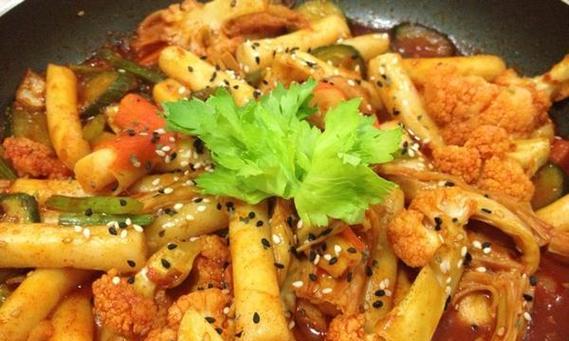 丝瓜黑木耳年糕，清爽美味的夏日小吃（用丝瓜和黑木耳搭配年糕，做一份健康营养的美食佳品）-第2张图片-美味行家