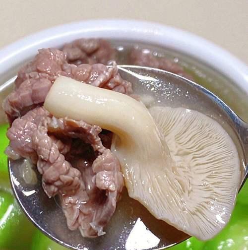 丝瓜黑木耳年糕，清爽美味的夏日小吃（用丝瓜和黑木耳搭配年糕，做一份健康营养的美食佳品）-第3张图片-美味行家
