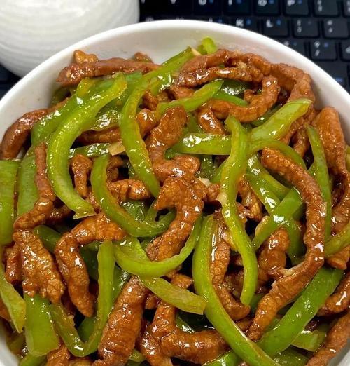 轻松学会青椒滑肉丝的做法（做法简单易学，口感鲜美可口，青椒与猪肉的完美搭配）-第3张图片-美味行家