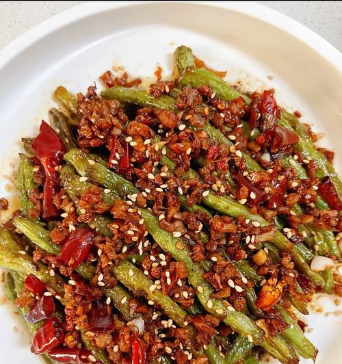 家常美食——超下饭的干煸豆角（这个夏天，一定要试试这道口感爽脆的经典菜品！）-第2张图片-美味行家